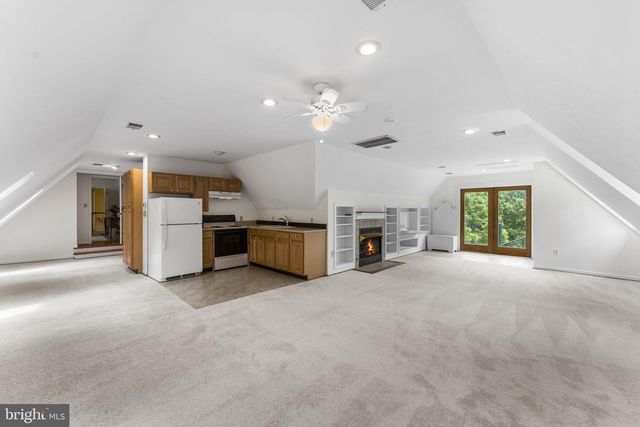 19725 WOODTRAIL RD, Round Hill, VA 20141