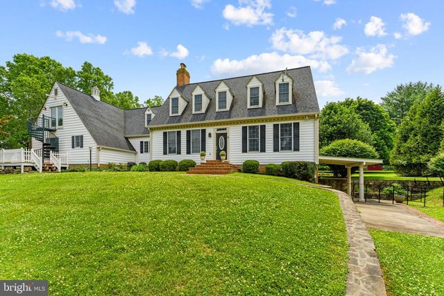 19725 WOODTRAIL RD, Round Hill, VA 20141