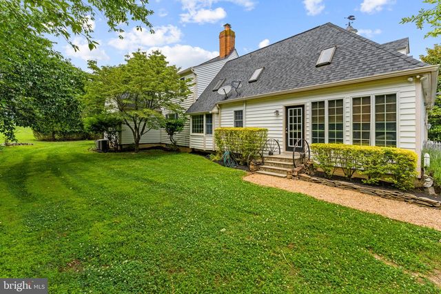 19725 WOODTRAIL RD, Round Hill, VA 20141