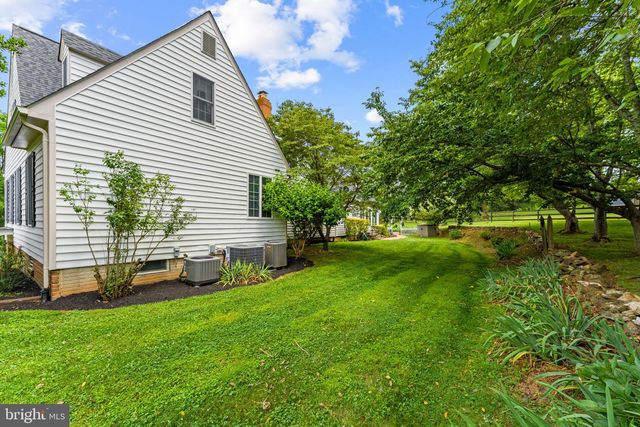 19725 WOODTRAIL RD, Round Hill, VA 20141