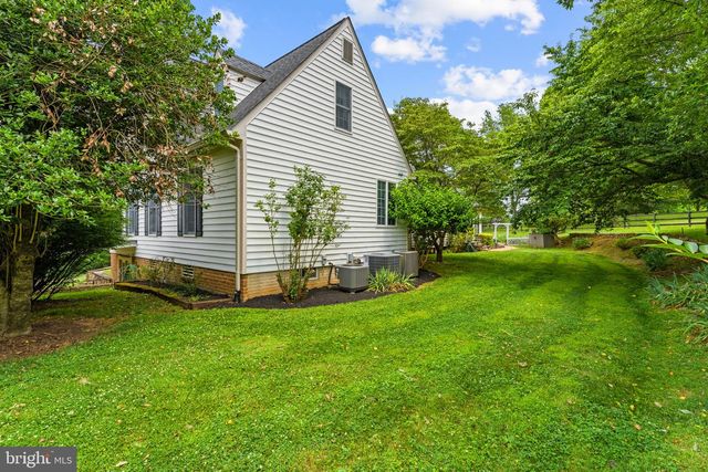 19725 WOODTRAIL RD, Round Hill, VA 20141