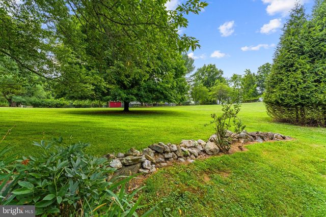 19725 WOODTRAIL RD, Round Hill, VA 20141