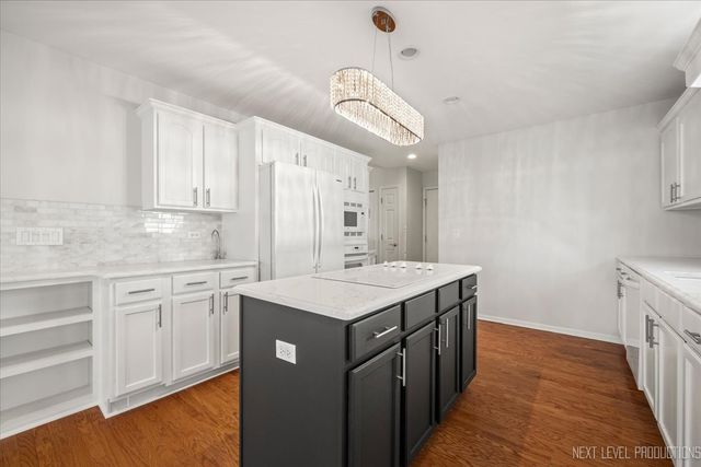 608 Clearwater Court, Oswego, IL 60543