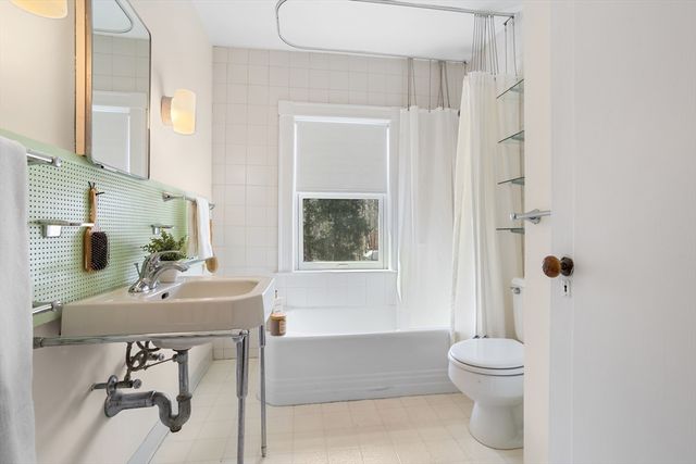 34 Fletcher Rd, Bedford, MA 01730