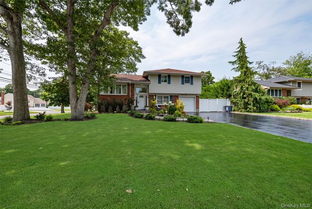 9 Carole Lane, East Islip, NY 11730
