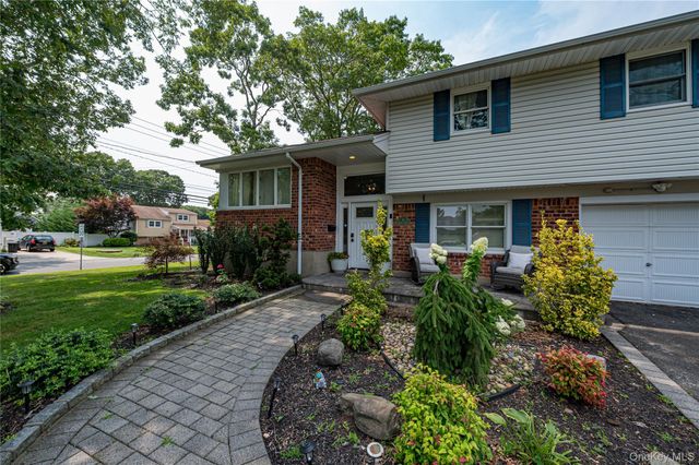 9 Carole Lane, East Islip, NY 11730