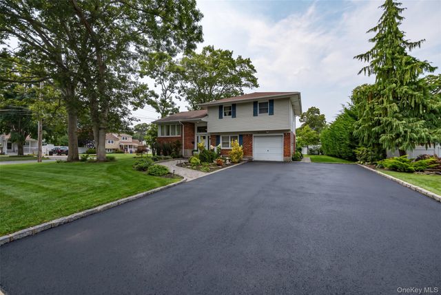 9 Carole Lane, East Islip, NY 11730