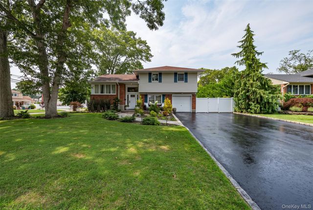 9 Carole Lane, East Islip, NY 11730