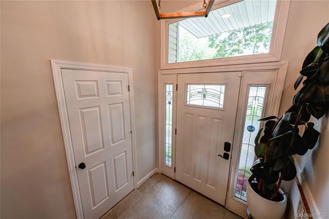 9 Carole Lane, East Islip, NY 11730