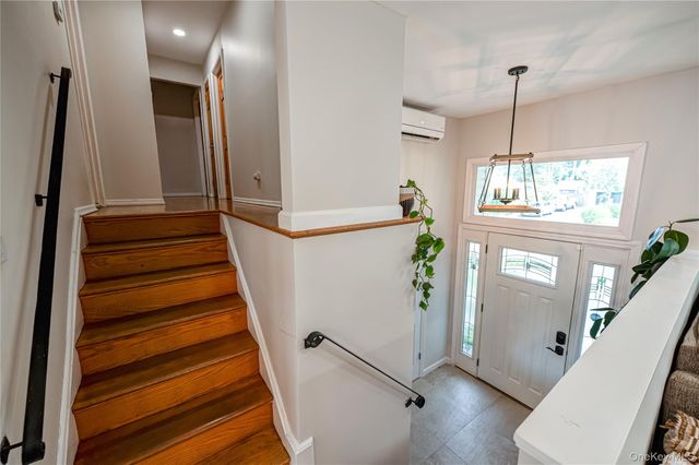 9 Carole Lane, East Islip, NY 11730