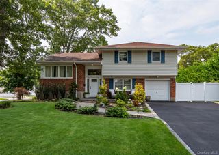 9 Carole Lane, East Islip, NY 11730