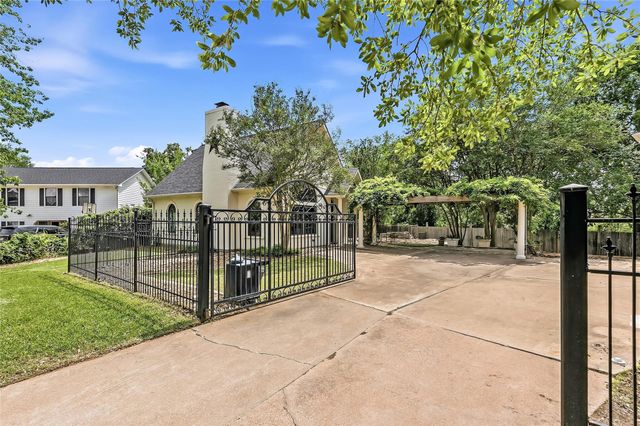 2801 Briar Grove Circle, Bryan, TX 77802