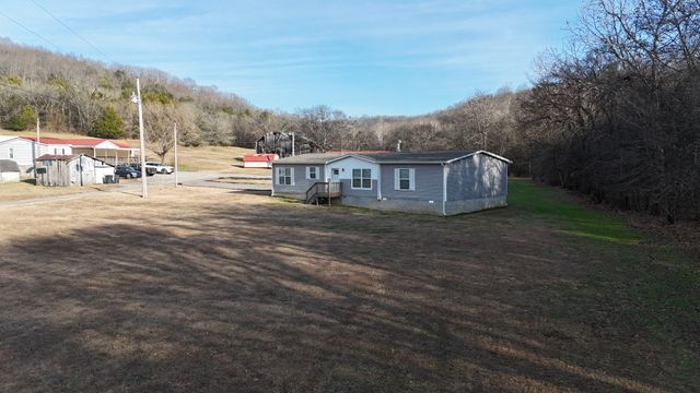 186 Aggie Perry Rd, Bethpage, TN 37022