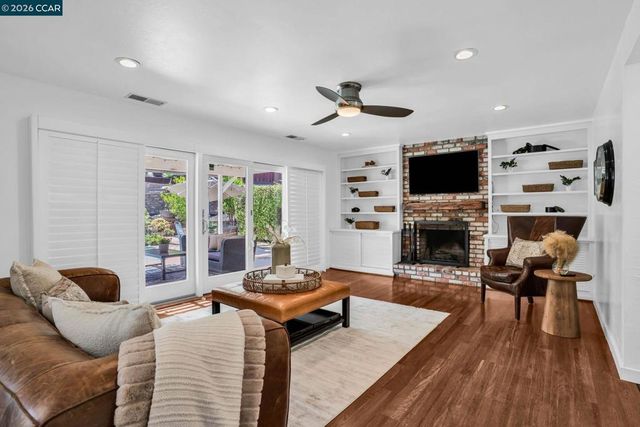 33 El Molino Dr, Clayton, CA 94517