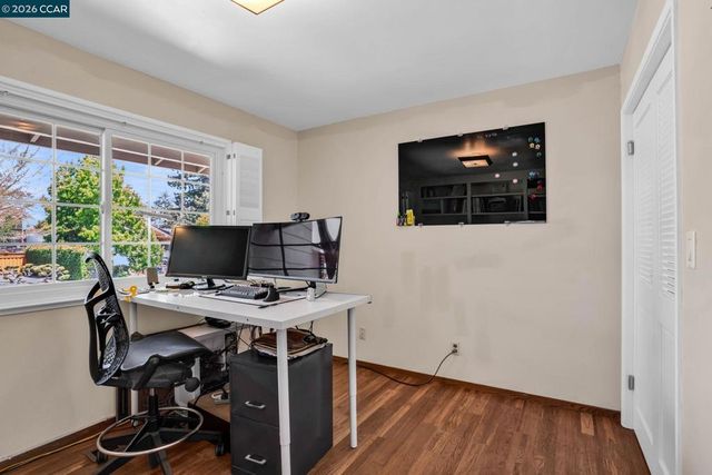 33 El Molino Dr, Clayton, CA 94517