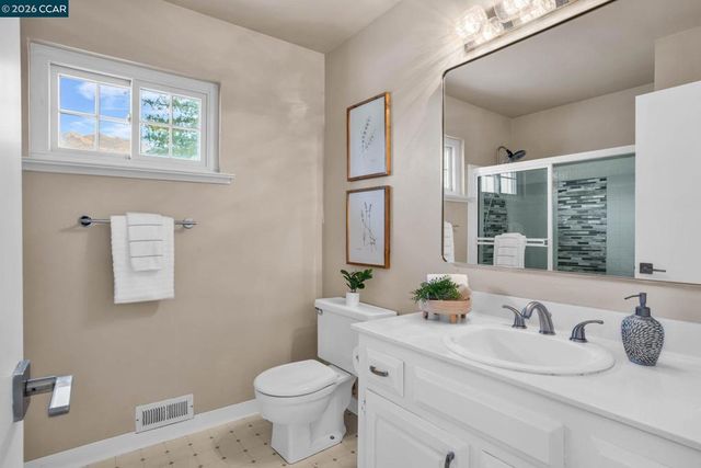 33 El Molino Dr, Clayton, CA 94517