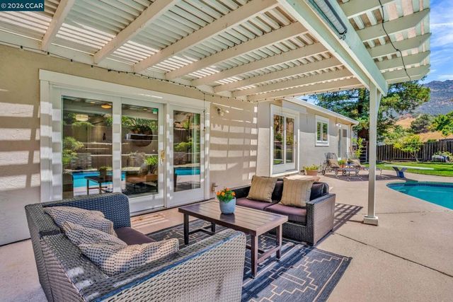 33 El Molino Dr, Clayton, CA 94517