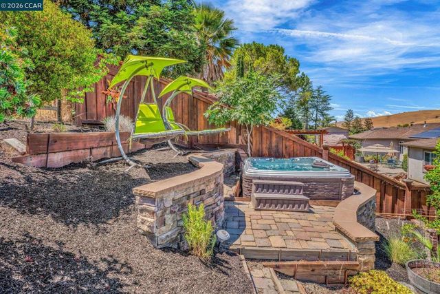 33 El Molino Dr, Clayton, CA 94517