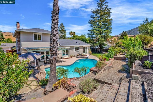 33 El Molino Dr, Clayton, CA 94517