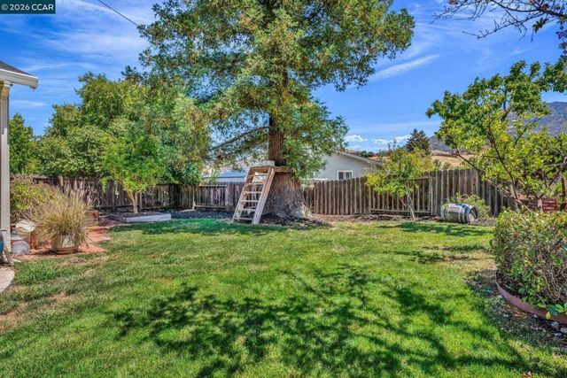 33 El Molino Dr, Clayton, CA 94517