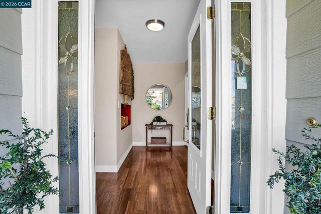 33 El Molino Dr, Clayton, CA 94517