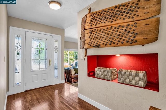 33 El Molino Dr, Clayton, CA 94517