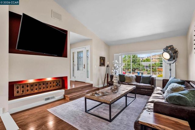 33 El Molino Dr, Clayton, CA 94517