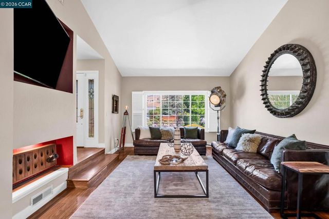 33 El Molino Dr, Clayton, CA 94517