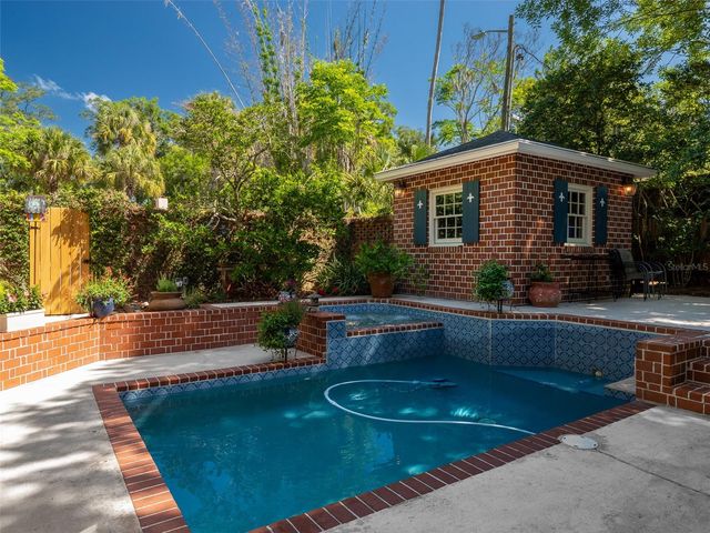 2236 NW 7TH LANE, Gainesville, FL 32603