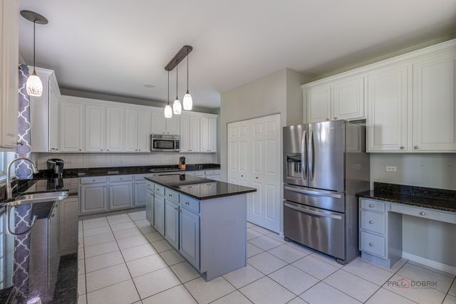 568 Crooked Stick Court, Vernon Hills, IL 60061