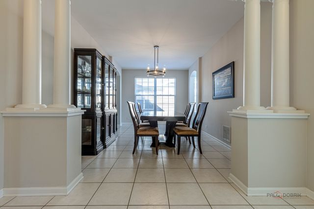 568 Crooked Stick Court, Vernon Hills, IL 60061