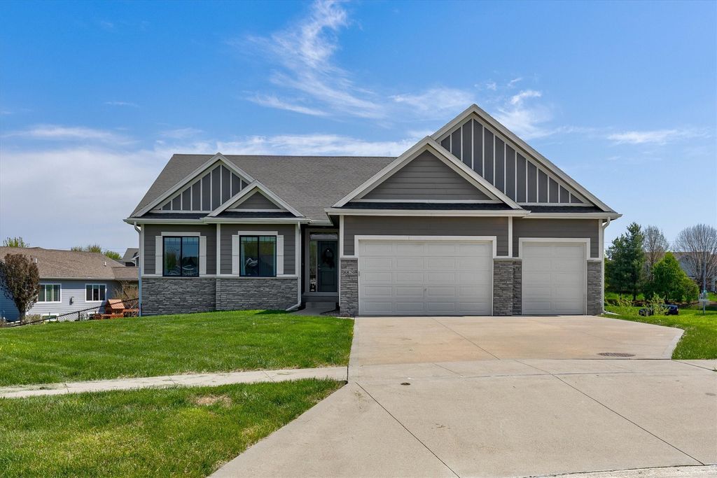 8829 Norway Drive, West Des Moines, IA 50266