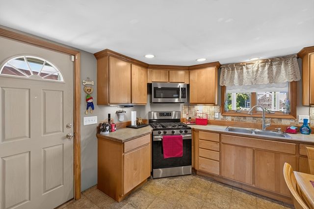 117 Bridge St, Fairhaven, MA 02719
