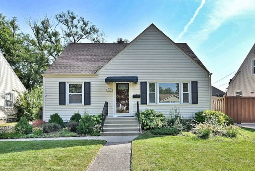 995 S Swain Avenue, Elmhurst, IL 60126
