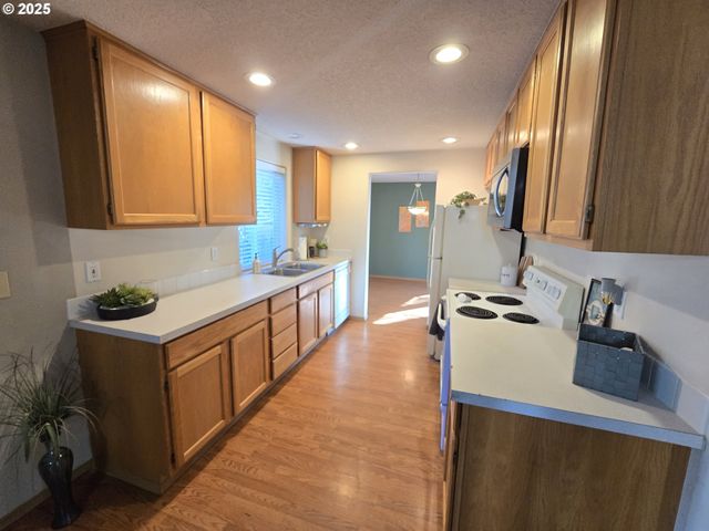 14154 Se BUSH St, Portland, OR 97236