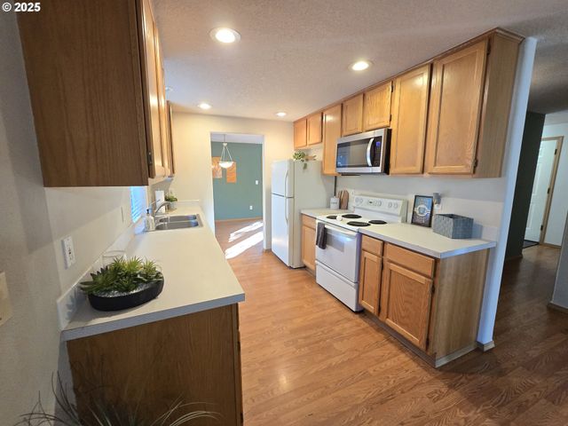 14154 Se BUSH St, Portland, OR 97236