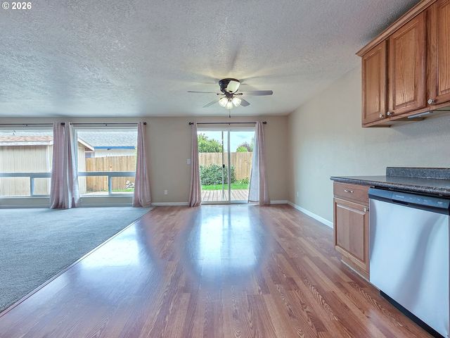 225 Sw FLEISHAUER Ln, Mc Minnville, OR 97128