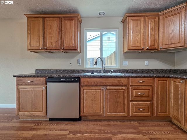 225 Sw FLEISHAUER Ln, Mc Minnville, OR 97128