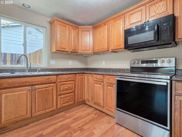 225 Sw FLEISHAUER Ln, Mc Minnville, OR 97128