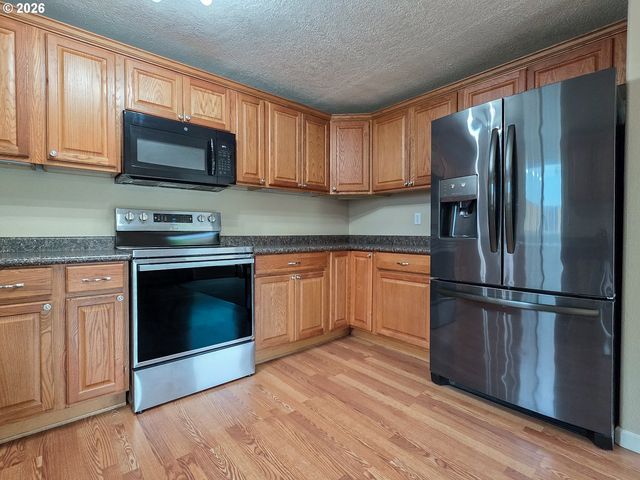 225 Sw FLEISHAUER Ln, Mc Minnville, OR 97128