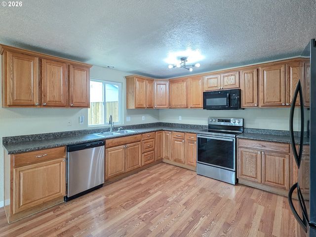 225 Sw FLEISHAUER Ln, Mc Minnville, OR 97128