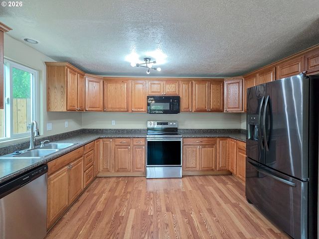 225 Sw FLEISHAUER Ln, Mc Minnville, OR 97128