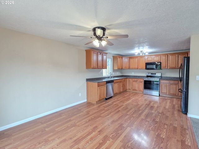 225 Sw FLEISHAUER Ln, Mc Minnville, OR 97128