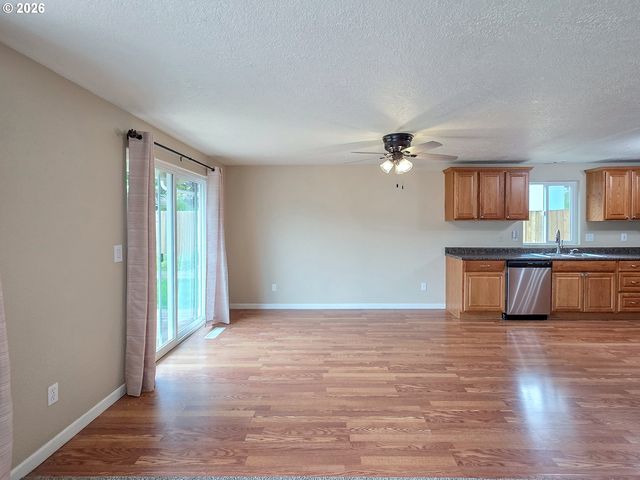 225 Sw FLEISHAUER Ln, Mc Minnville, OR 97128