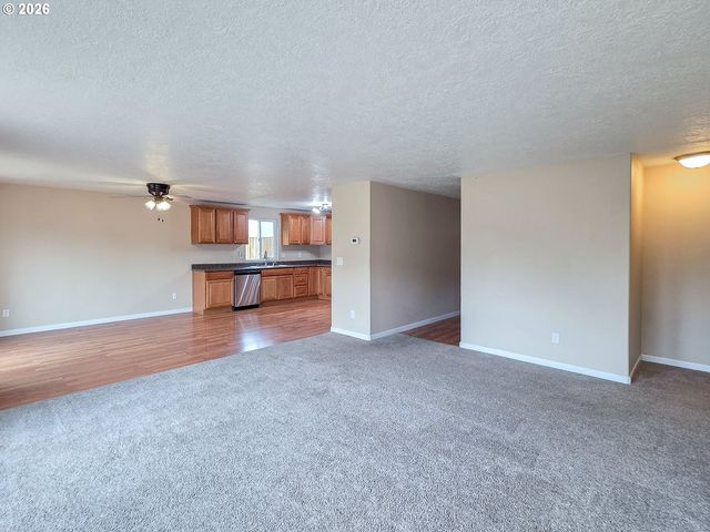 225 Sw FLEISHAUER Ln, Mc Minnville, OR 97128