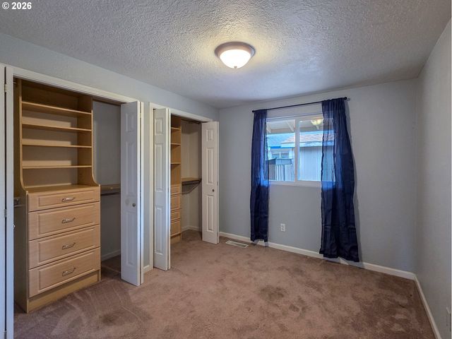 225 Sw FLEISHAUER Ln, Mc Minnville, OR 97128