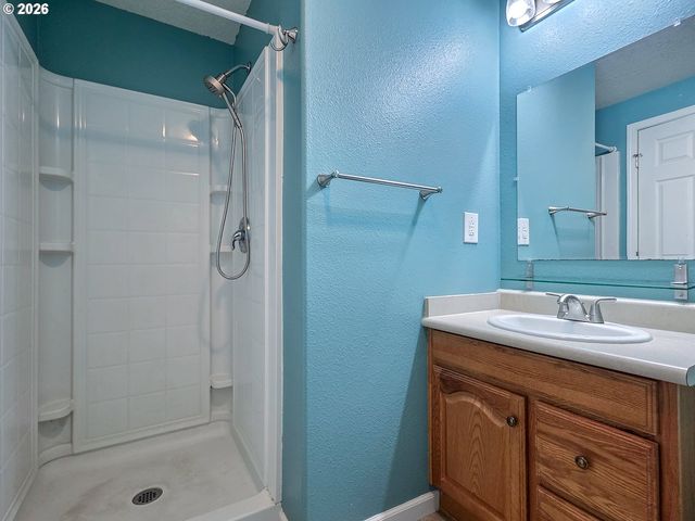 225 Sw FLEISHAUER Ln, Mc Minnville, OR 97128
