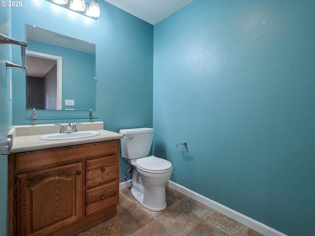 225 Sw FLEISHAUER Ln, Mc Minnville, OR 97128