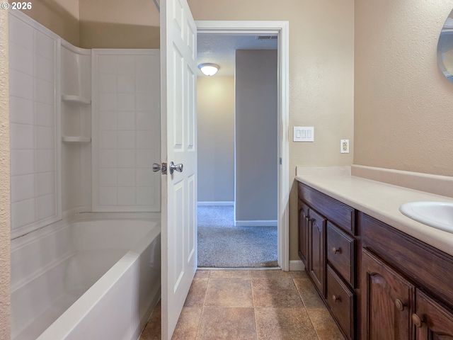 225 Sw FLEISHAUER Ln, Mc Minnville, OR 97128