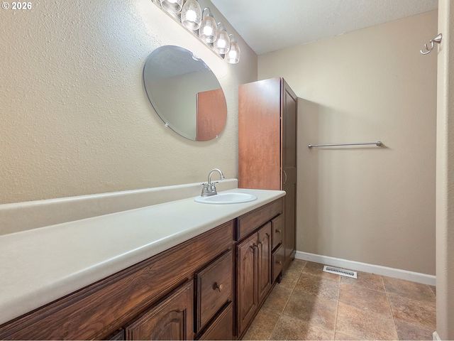225 Sw FLEISHAUER Ln, Mc Minnville, OR 97128